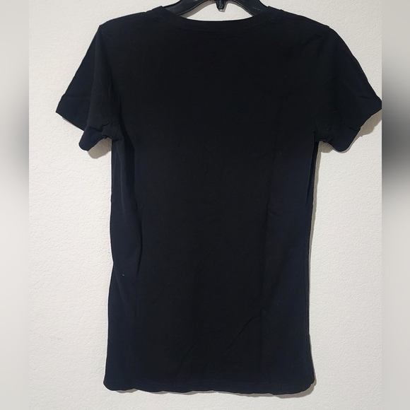 🎀 Junior's Black Skull Graphic V-Neck Tee Size: Large🎀 - Picture 3 of 5